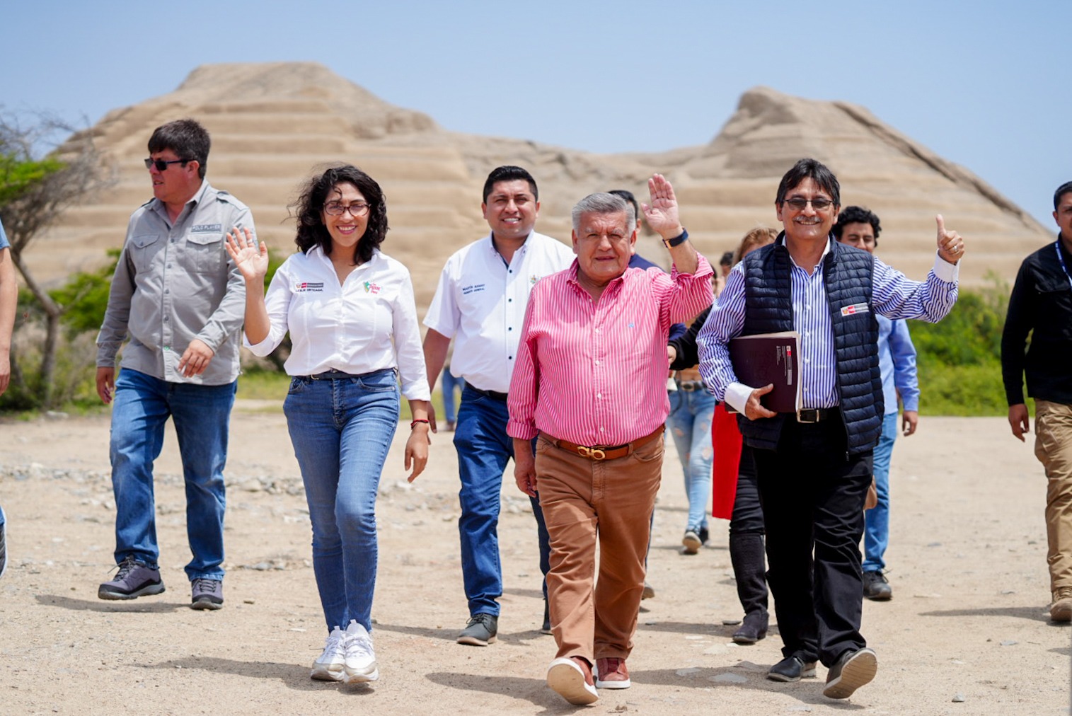 Trujillo: Ministra y gobernador inspeccionan terreno del futuro Centro Cultural en Chan Chan