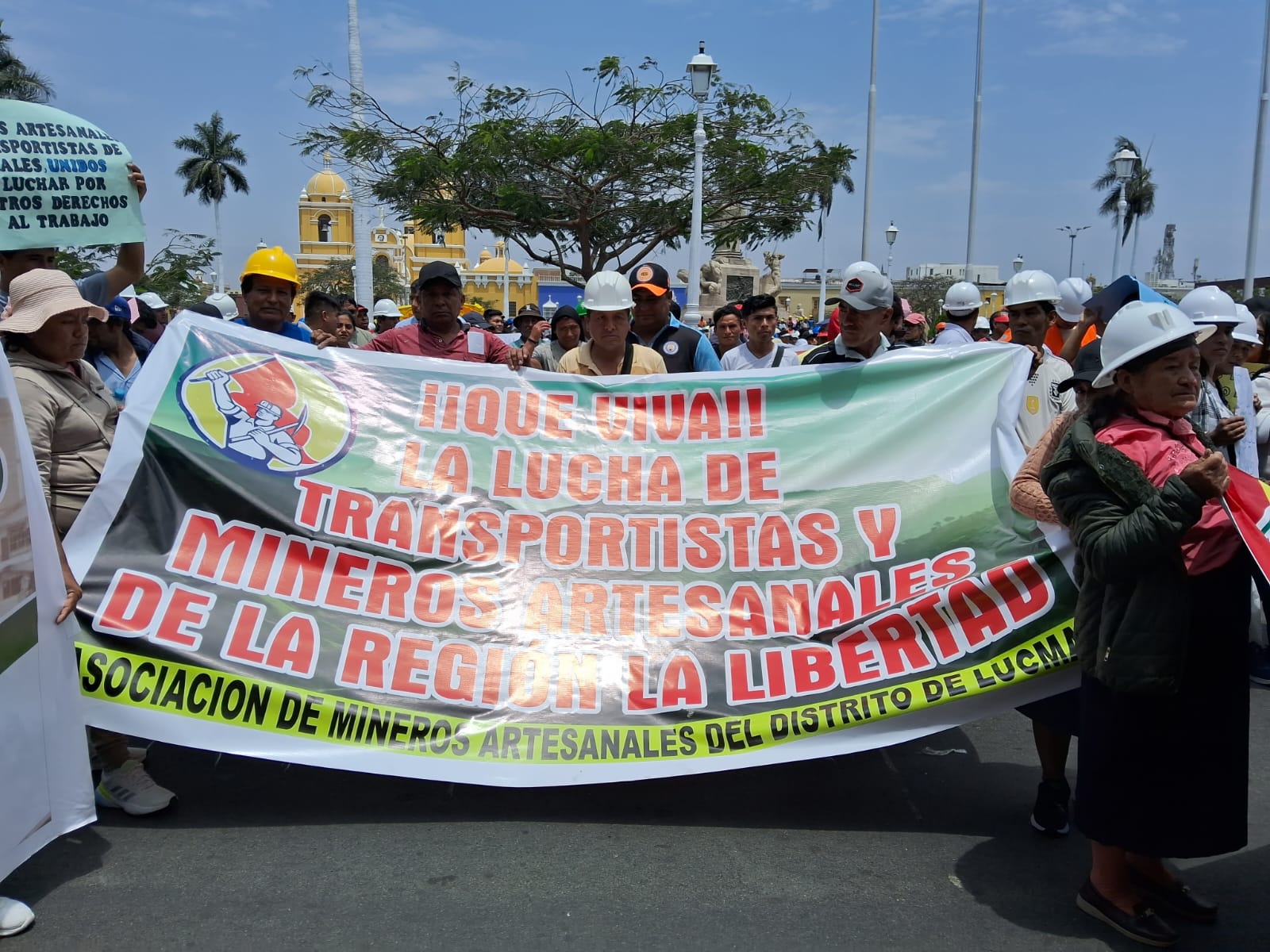 La Libertad: Más de 2 mil transportistas de minerales acatan huelga, solicitando al Gore la derogación de ordenanza