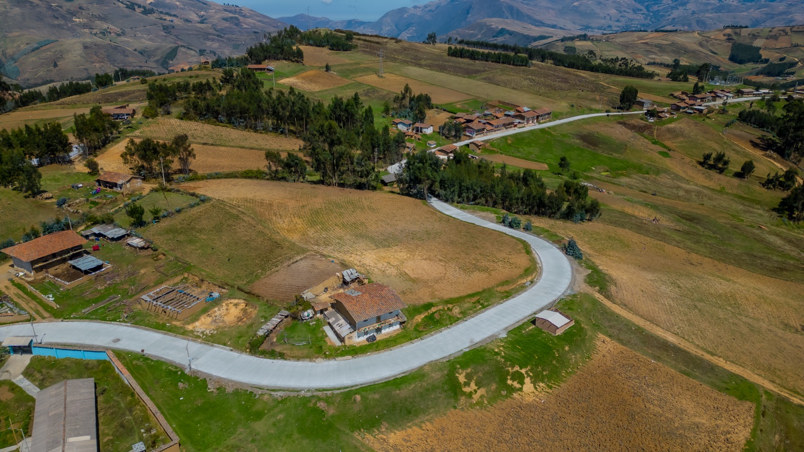 La Libertad: Culminan la colocación de concreto en la carretera Agallpampa - Julcán