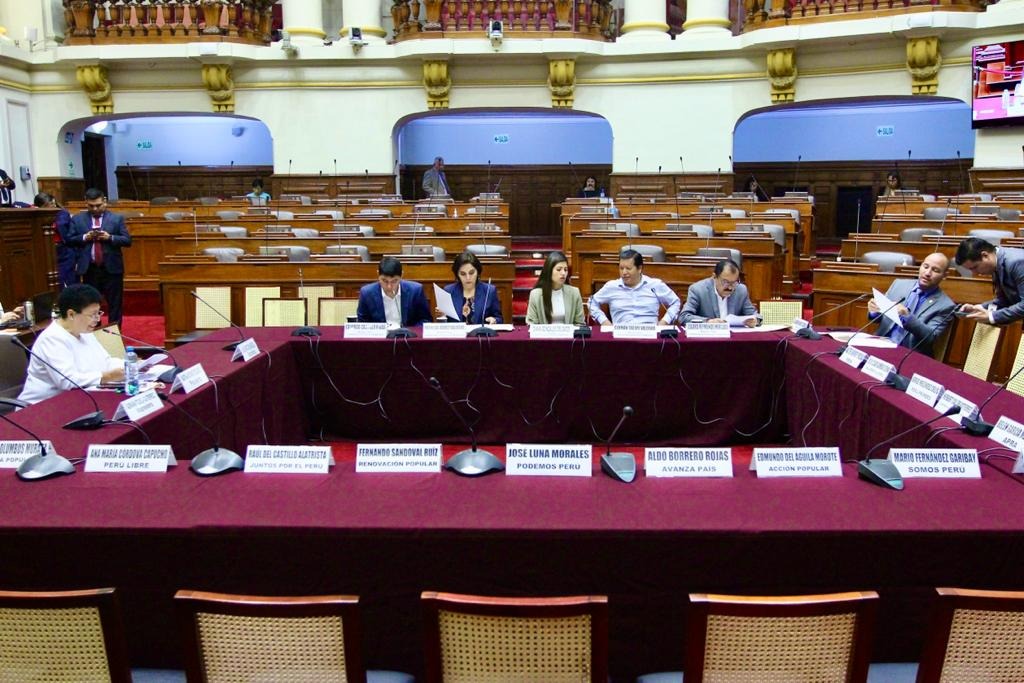 Aprueban dictamen que permite la reelección de alcaldes y gobernadores regionales