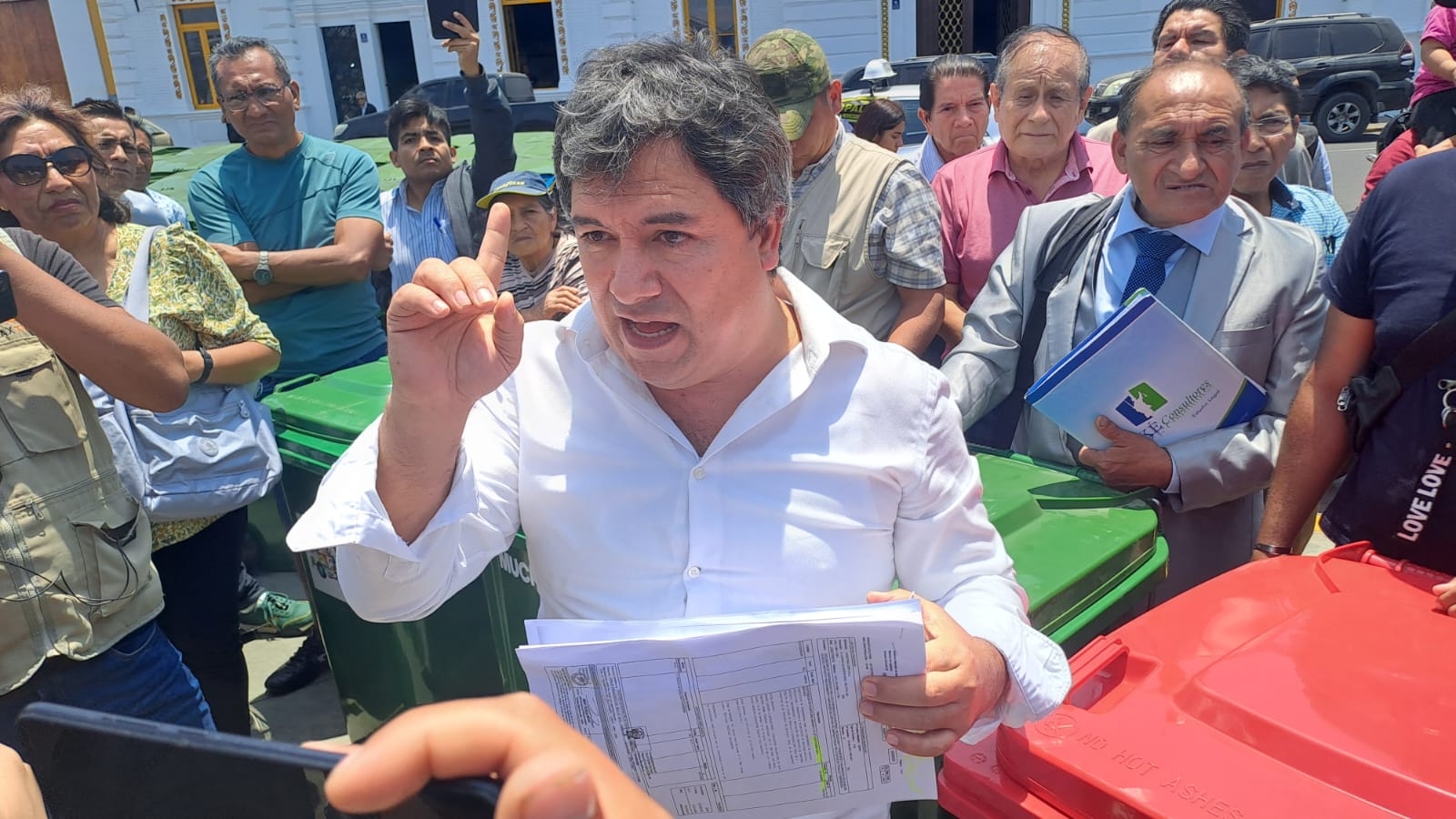 Trujillo: Tras salvarse de vacancia, Arturo Fernández solicita permiso para viajar a Colombia