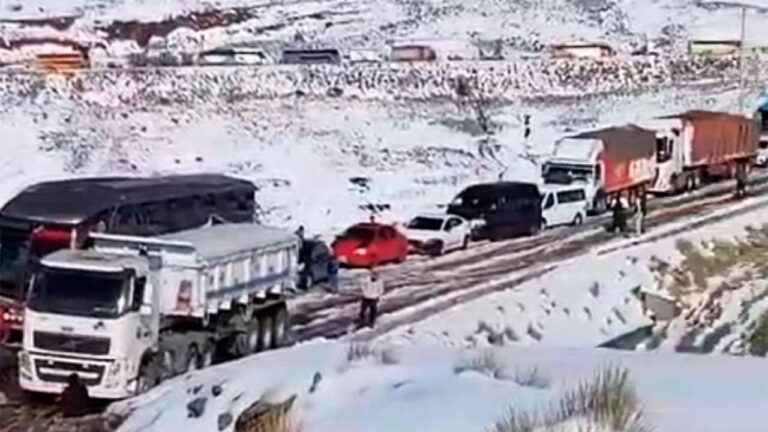 Nevada afecta normal circulación de vehículos en Apacheta