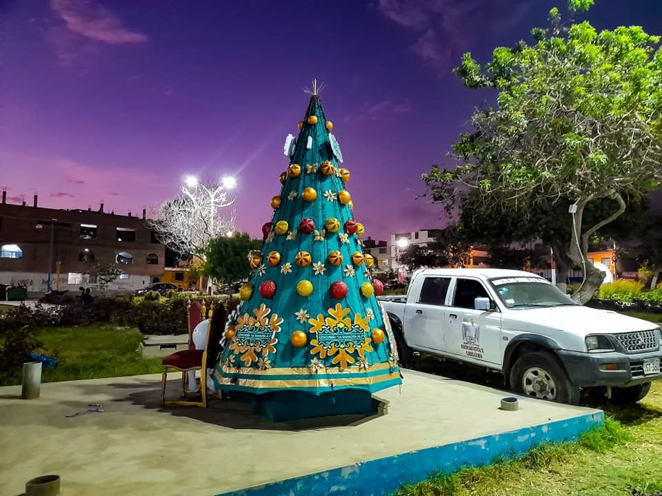 Instalación de árbol navideño genera polémica en Florencia de Mora