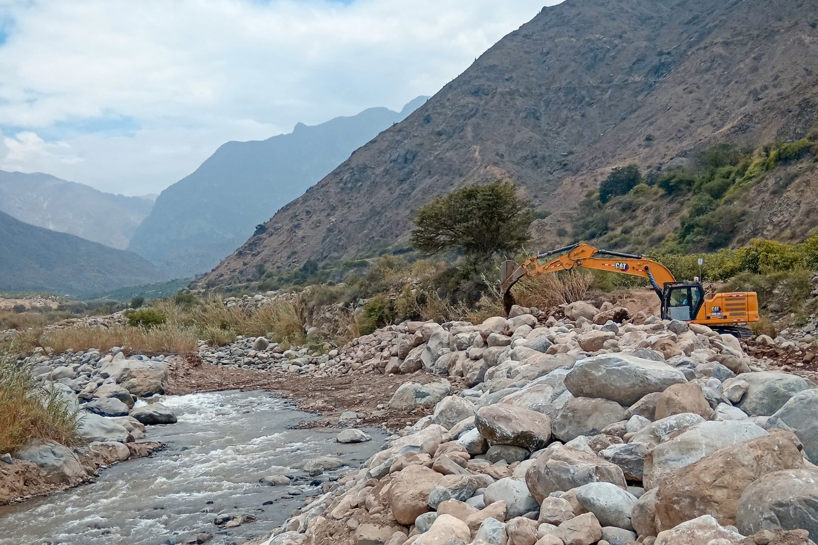 La Libertad: descolmatan 2.8 Km del río Virú