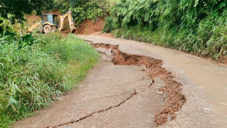 Colapso de carretera dejó aisladas a más de cien familias