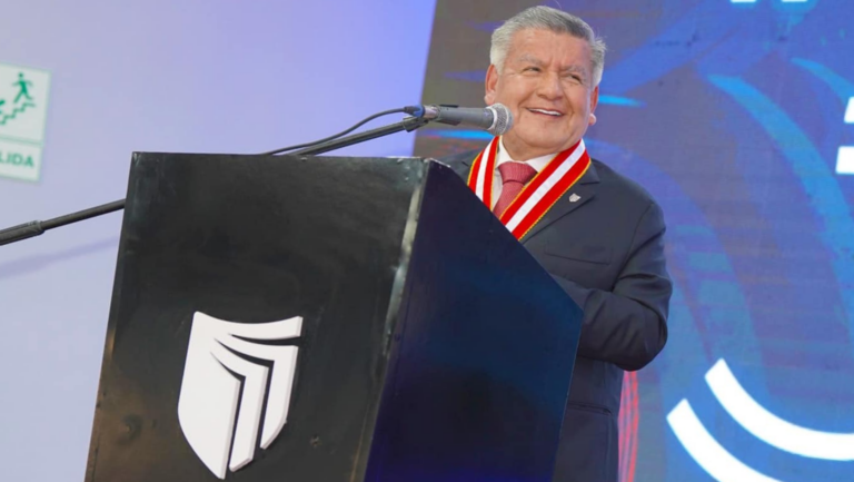 César Acuña responde a la multa de la Sunedu a la UCV: «Tengo los medios suficientes para pagar mis pasajes»