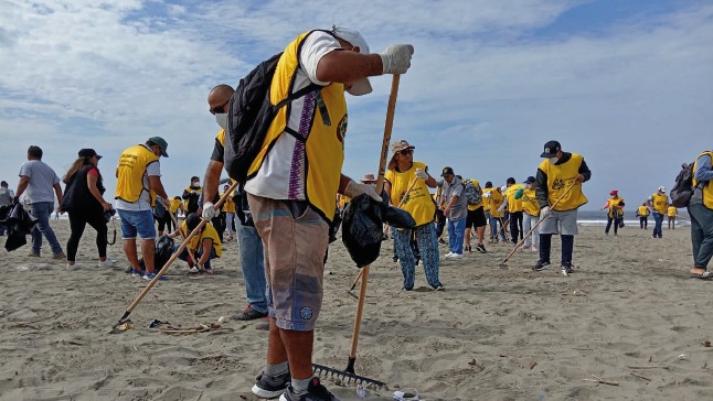 ¿En La Libertad debe pasar lo mismo? Centenar de sentenciados limpian las playas en Chiclayo