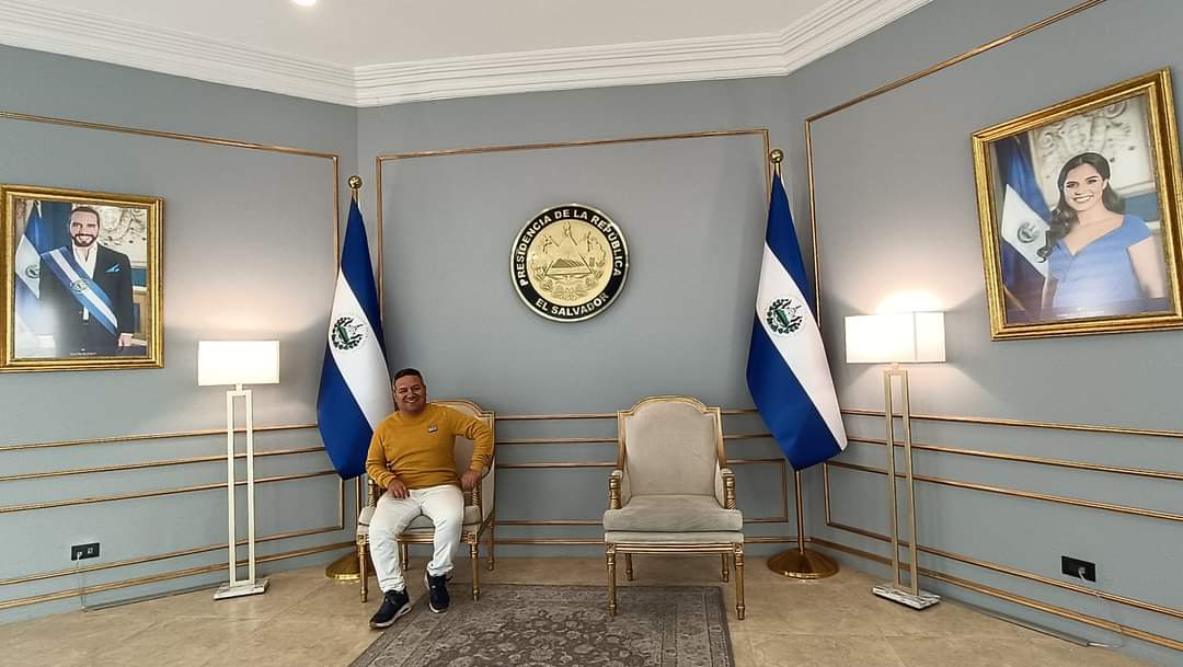 Arturo Fernández visita El Salvador de Nayib Bukele tras suspensión como alcalde de Trujillo