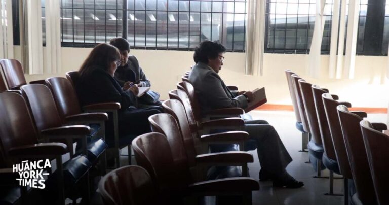 Demandan a gobernador Zósimo Cárdenas por desalojar a trabajadoras de sus oficinas y que ahora trabajan en auditorio
