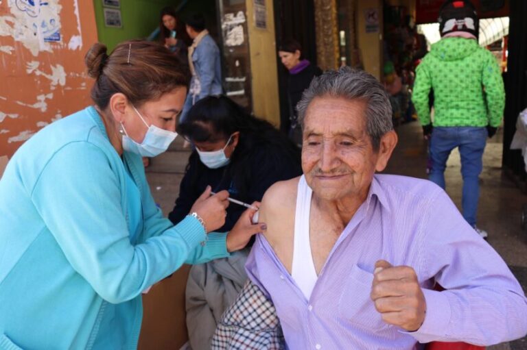 Cusco inicia vacunación con dosis monovalente contra el Covid-19
