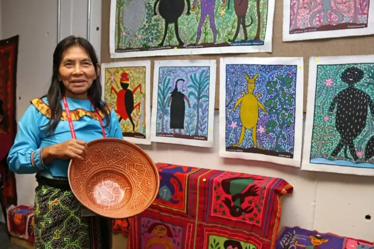 Ucayali: Artista shipibo vende sus pinturas para solventar cirugía