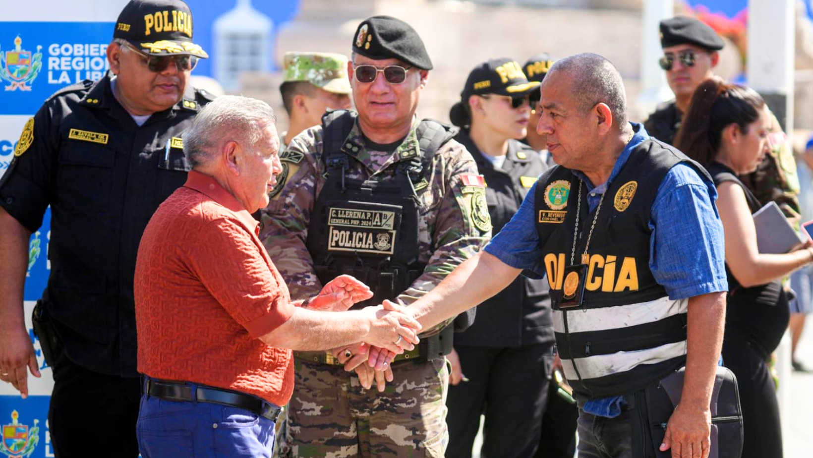 César Acuña confirma permanencia del coronel PNP Revoredo en Trujillo hasta diciembre