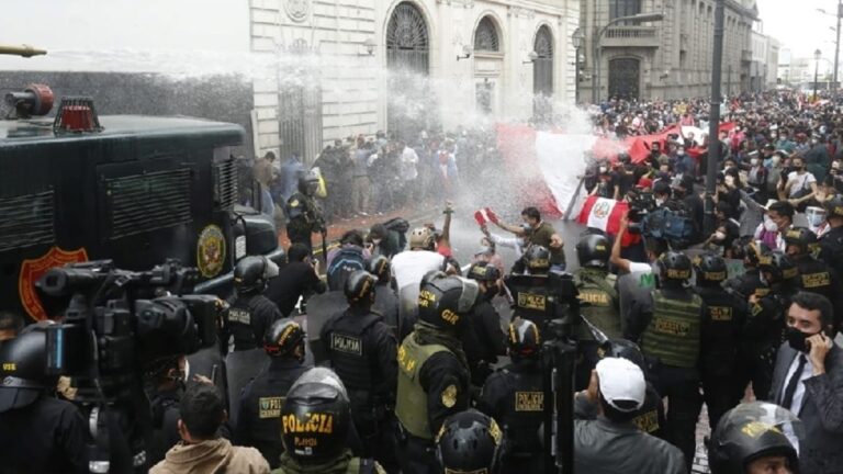 Informe sobre la democracia 2024: Perú es un país que va rumbo a la autocracia