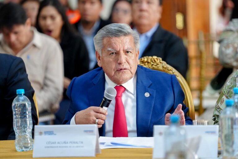 César Acuña viaja a China en pleno estado de emergencia en La Libertad