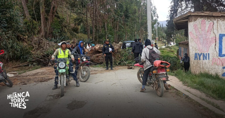 Huancavelica: Estudiantes de la Universidad de Tayacaja bloquean carreteras pidiendo destitución de 4 funcionarios