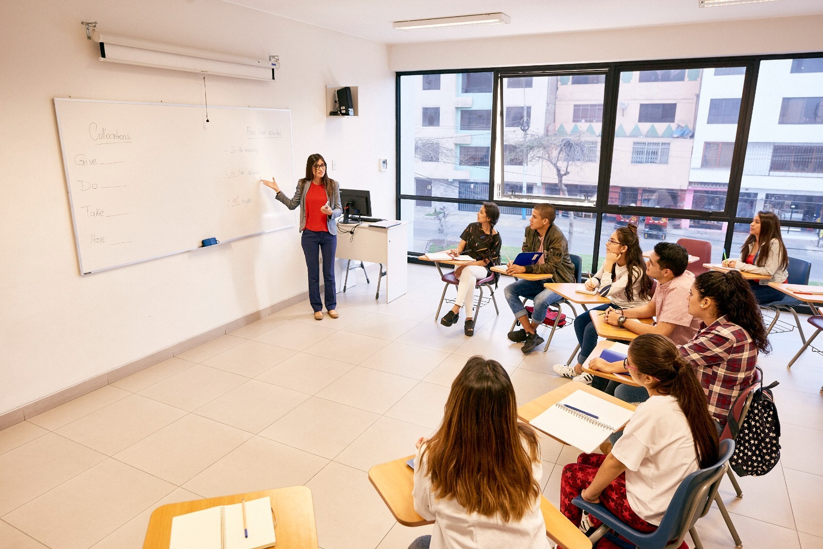 Cursos con Inteligencia Artificial y viajes al Reino Unido: así es la capacitación continua de los profesores del BRITÁNICO