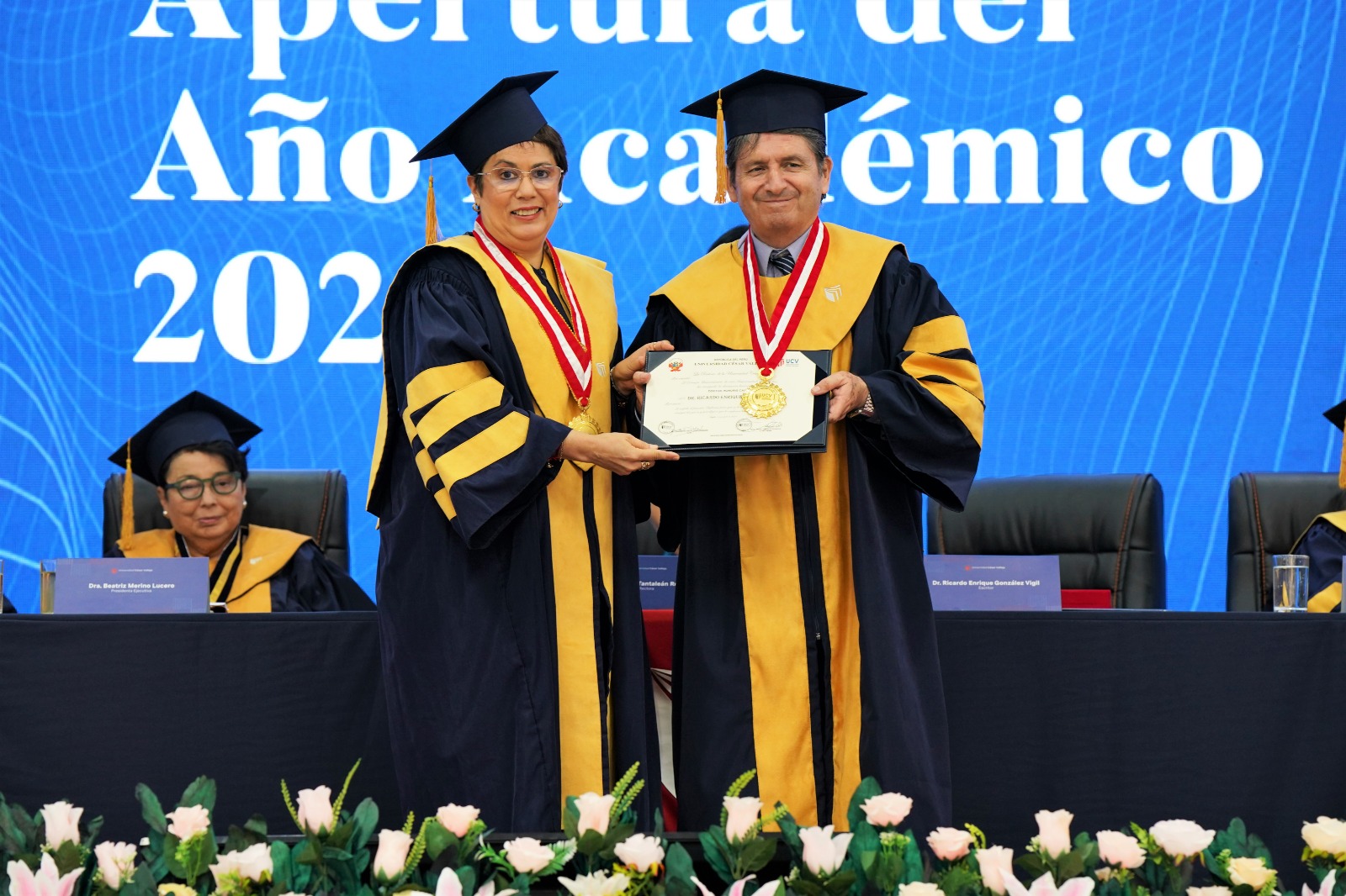 UCV apertura año académico e incorpora a reconocido escritor peruano como “honoris causa”