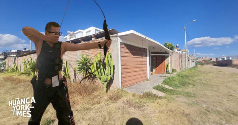 Huancayo: oficial de la PNP se atrinchera en su casa para evitar desalojo y realiza disparos con fusil delante de juez