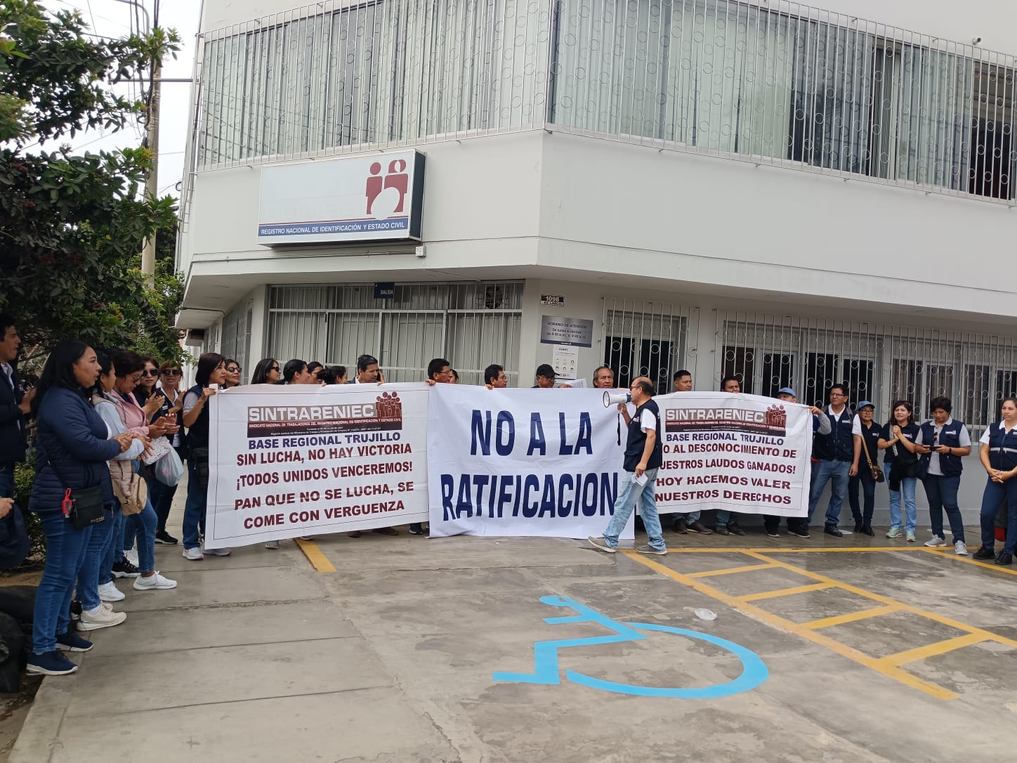 Trujillo: Trabajadores del RENIEC protestan contra ratificación de jefa nacional