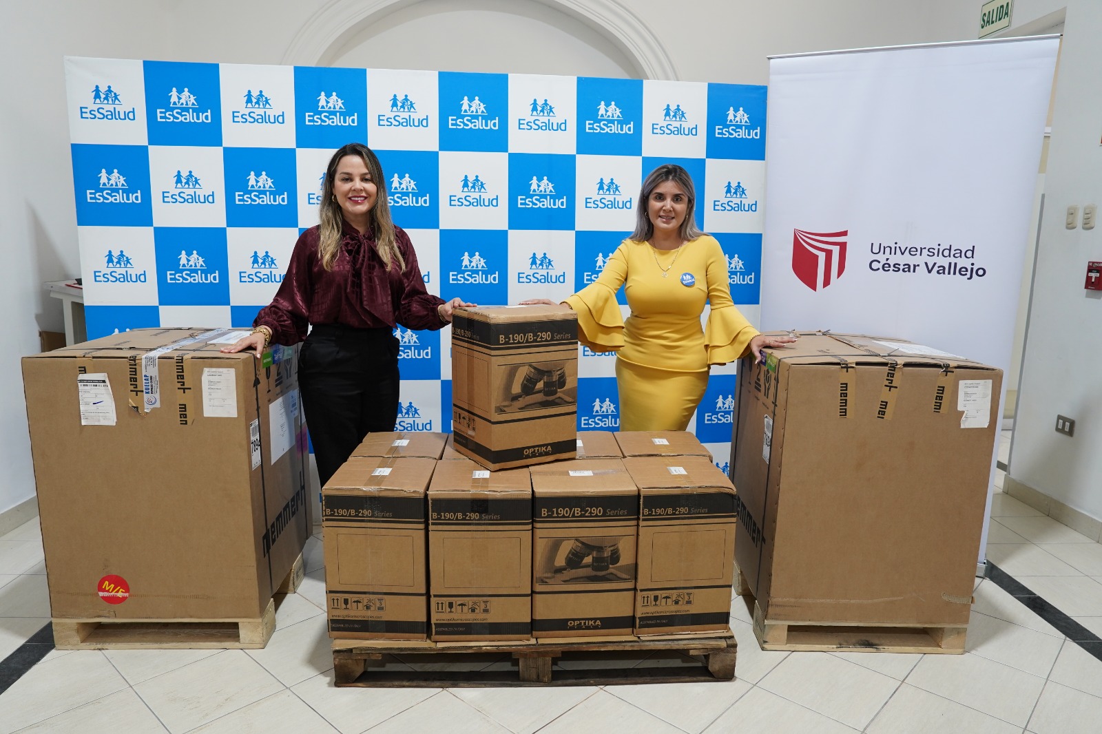 UCV entrega modernos equipos a EsSalud para fortalecer la atención médica