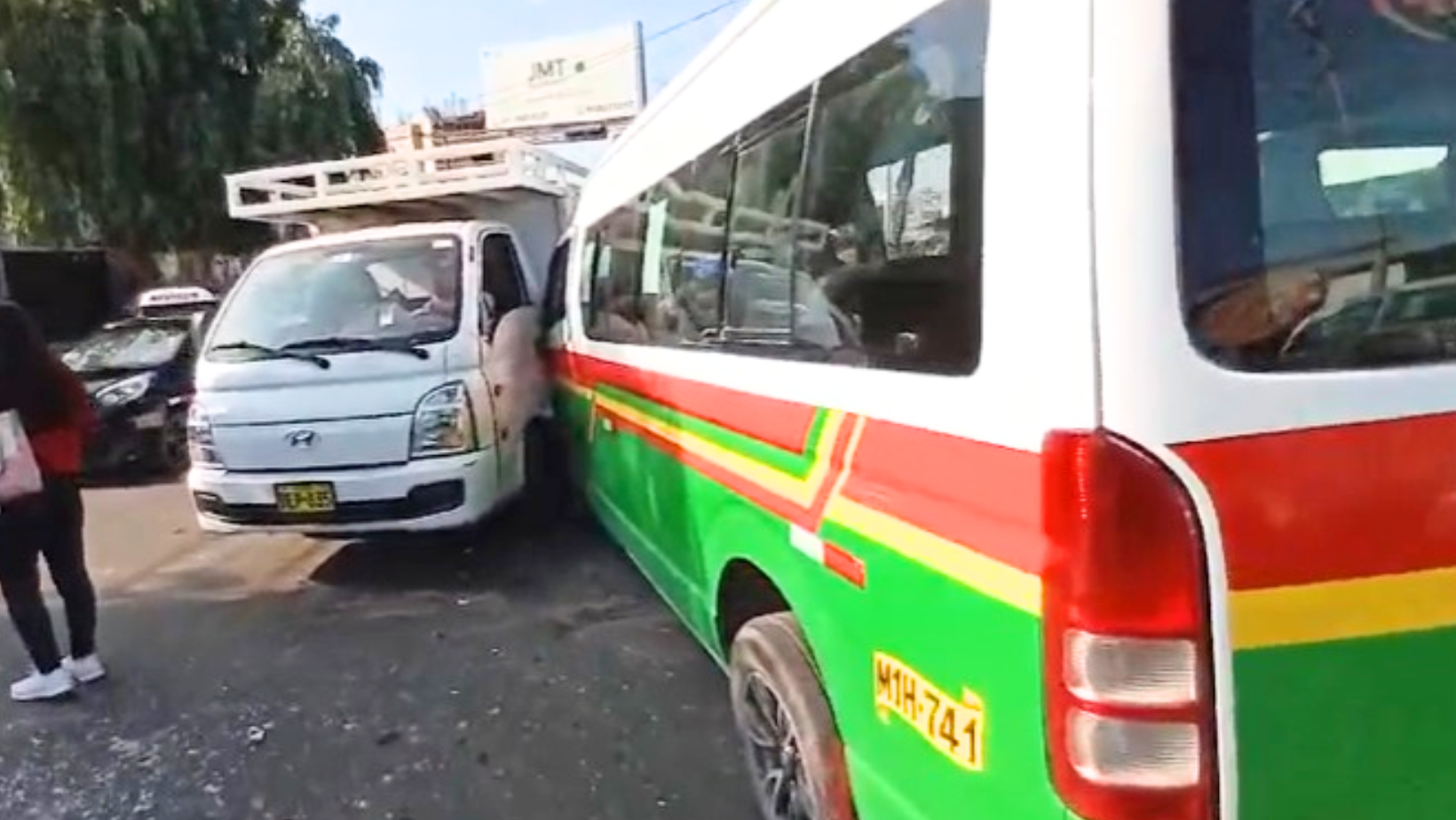 Trujillo: Choque entre combi y camión en la urb. Alto Mochica
