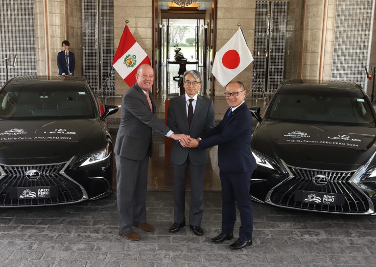 Fortaleciendo la movilidad sostenible: APEC y empresa automotriz firman convenio en favor del medio ambiente