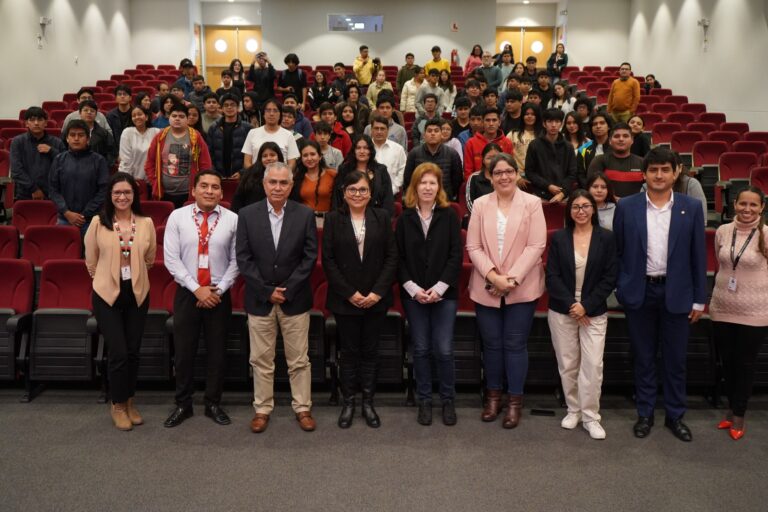 Líderes empresariales participan en conversatorio sobre innovación y tecnología organizado por la UTP