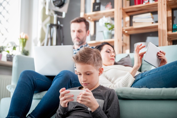 Phubbing: El enemigo silencioso que aísla a los jóvenes de la familia y sociedad