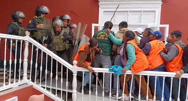 Trujillo: PNP y ronderos se enfrentan a golpes en local del Gore La Libertad