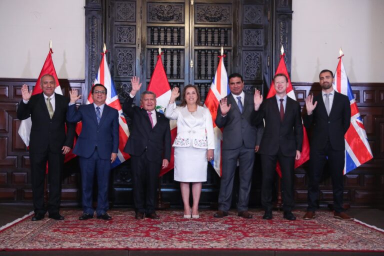 Perú y Reino Unido firman contrato para construcción del nuevo Hospital Regional