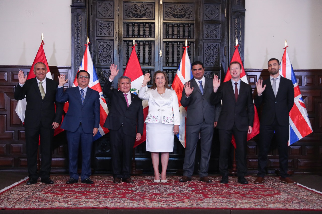 Perú y Reino Unido firman contrato para construcción del nuevo Hospital Regional
