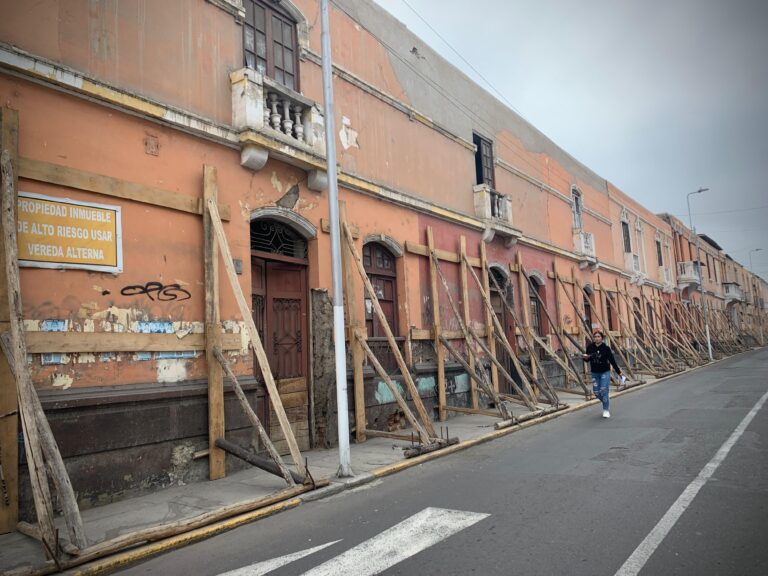 Casona en ruinas amenaza a transeúntes y conductores en el centro de Trujillo