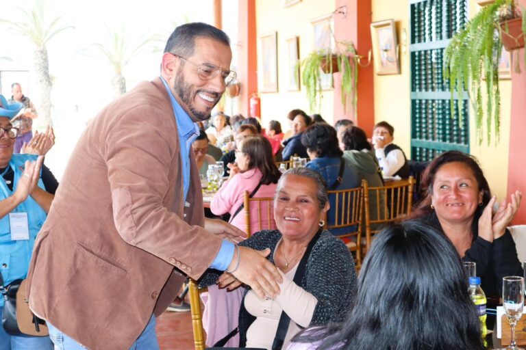 Víctor Larco: alcalde celebra aniversario del programa ‘Vaso de Leche’