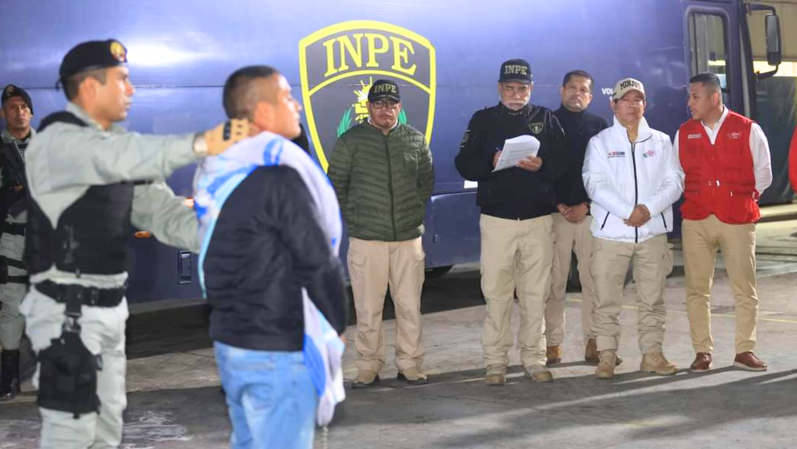 La Libertad: Ministro de Justicia lidera traslado de 13 internos de alta peligrosidad a otras cárceles del país