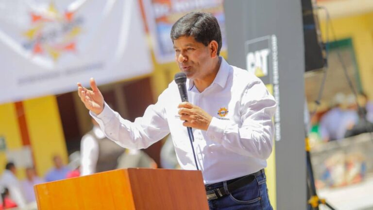 Arequipa: a pesar de contrataciones irregulares, gobernador Rohel Sánchez mantendrá a jefa de Recursos Humanos