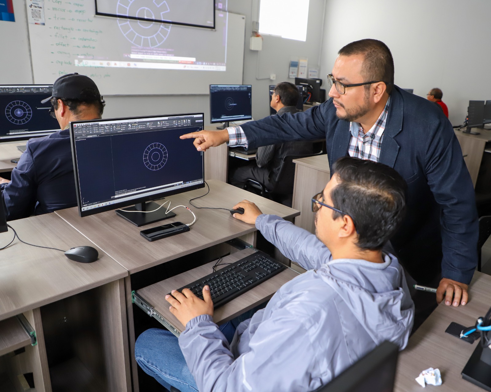 Docentes técnicos fortalecen sus competencias en manufactura digital