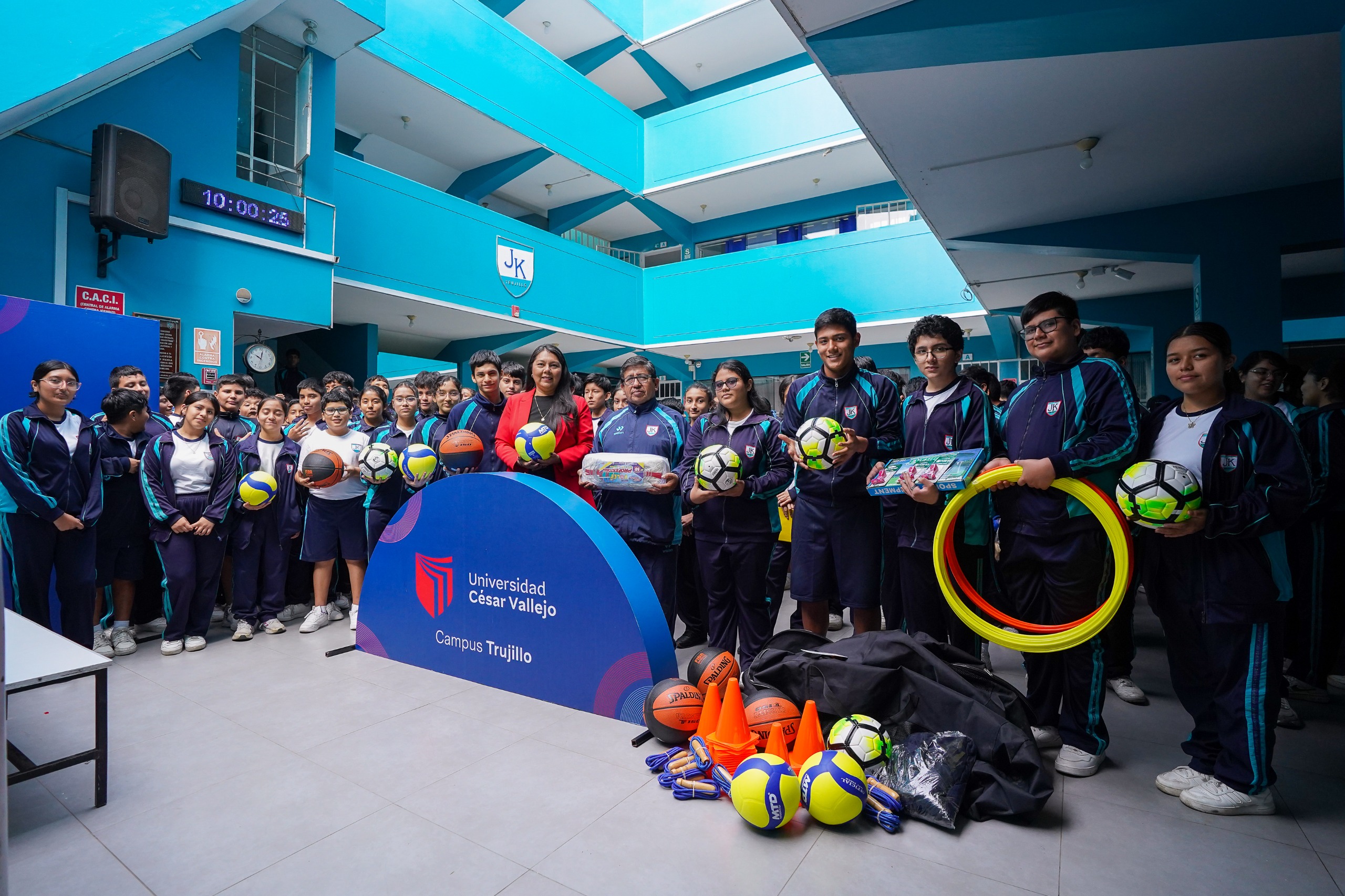 UCV impulsa el deporte con la entrega de kits a colegios de Trujillo