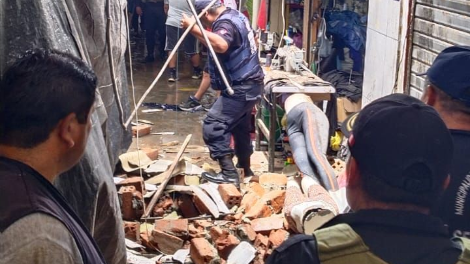 Una mujer resulta herida en colapso de techo en mercado Indoamericano