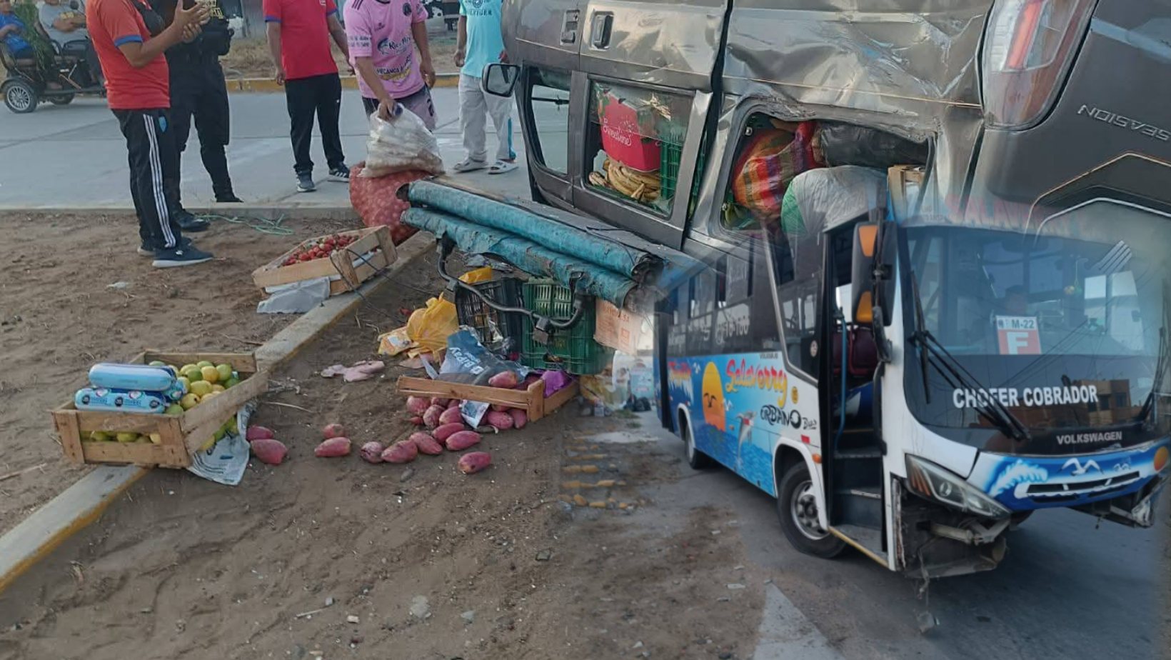 Minivan se vuelca tras chocar con micro de Salaverry y deja una persona herida en Moche