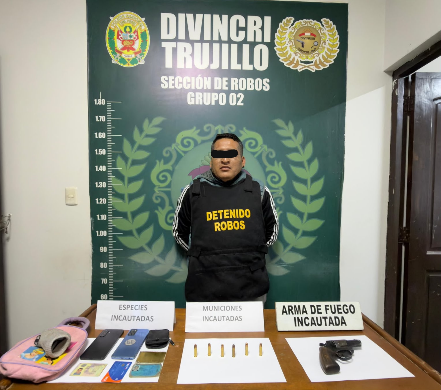 Detienen a hombre tras hallar arma en auto sospechoso de robos al paso