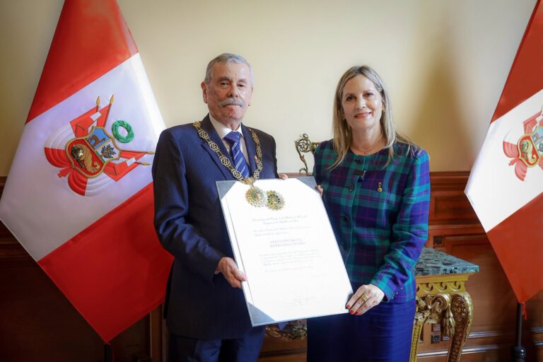 Fernando Rospigliosi fue condecorado por el Congreso que preside