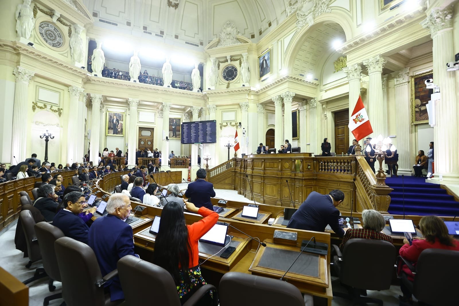 ¡Por los pobres!, ¡Por los “mártires del sur”!, ¡Por Fujimori!, ¿Por Abimael?