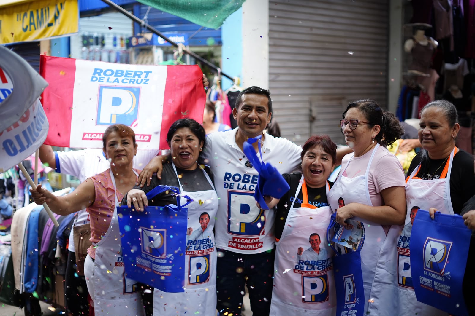 ROBERT DE LA CRUZ RECIBE GRAN RESPALDO DE DIRIGENTES Y COMERCIANTES DEL MERCADO LA HERMELINDA