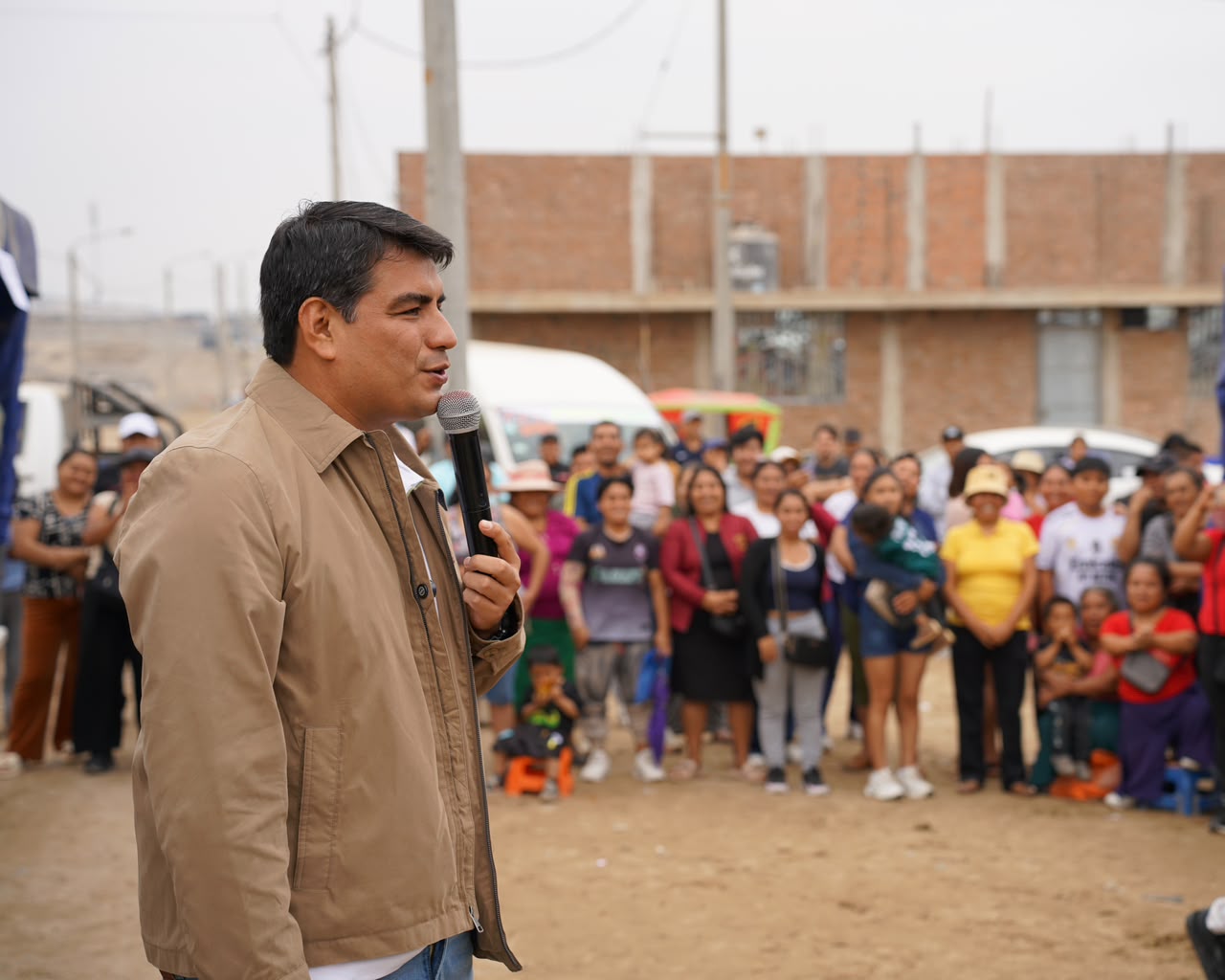 ALCALDE ENTREGA MÁS DE 1,500 TÍTULOS DE PROPIEDAD A VECINOS DE ALTO TRUJILLO