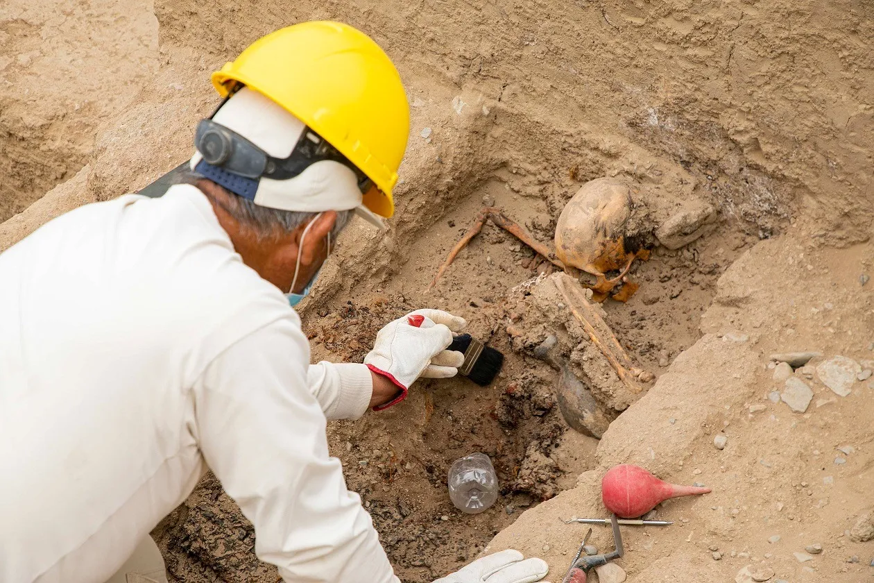 Gran hallazgo de una plataforma funeraria en Chan Chan revela nuevas evidencias sobre la élite Chimú