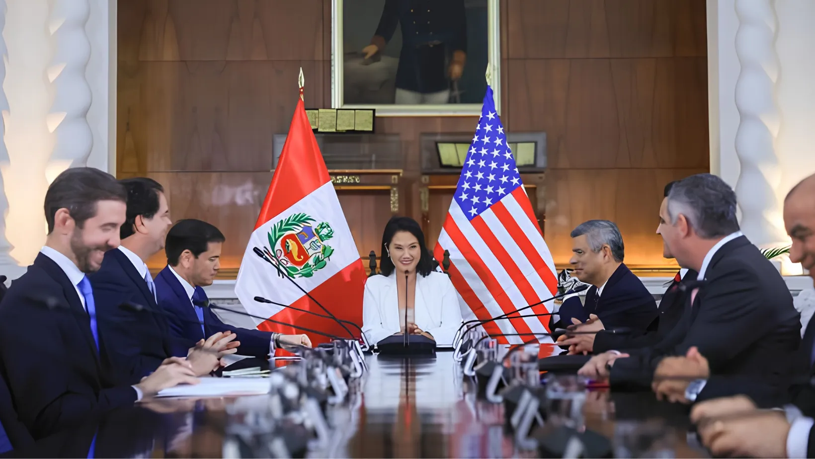 Keiko Fujimori se reúne con la mano derecha de Donald Trump en su llegada al país