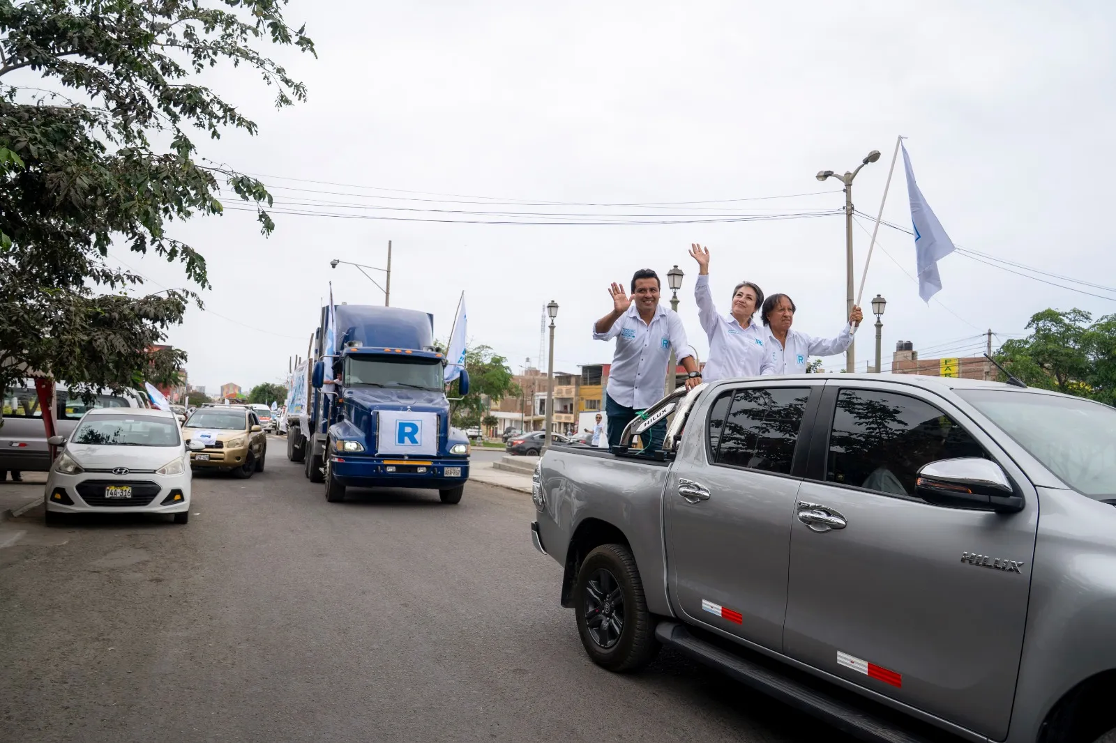 “OPTIMUS RENOVADOR” LLAMA LA ATENCIÓN EN CARAVANA DE PATY BOLAÑOS POR LA ESPERANZA