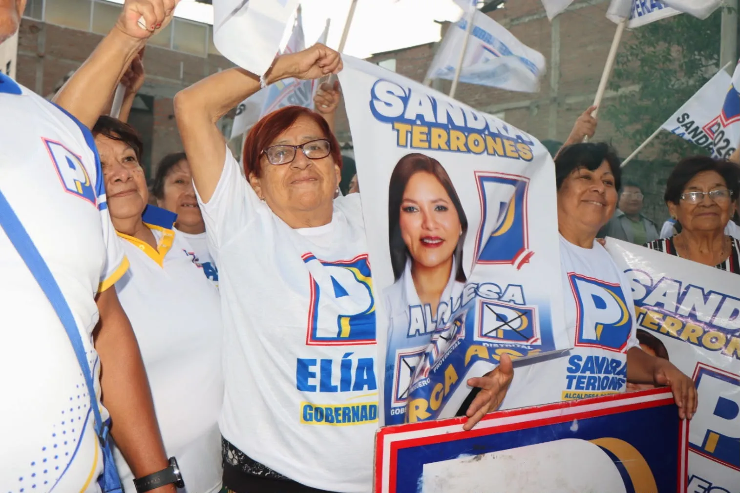 SANDRA TERRONES LIDERA MULTITUDINARIA CAMINATA DE LA VICTORIA