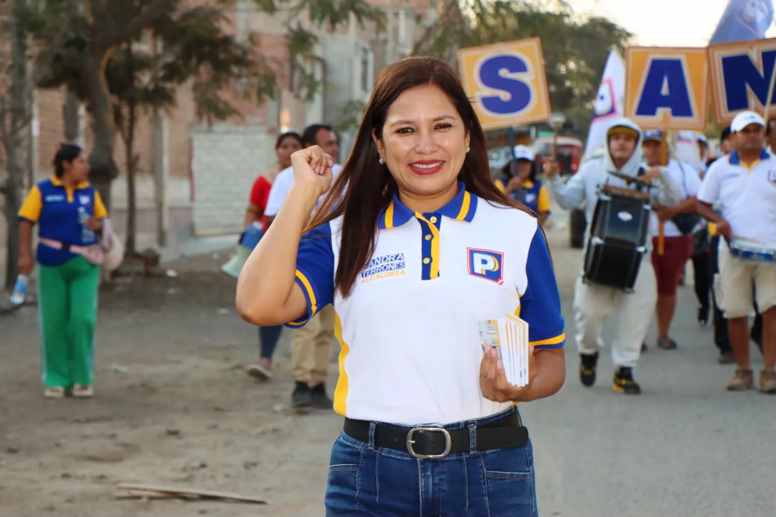 𝐒𝐀𝐍𝐃𝐑𝐀 𝐓𝐄𝐑𝐑𝐎𝐍𝐄𝐒 𝐅𝐎𝐑𝐓𝐀𝐋𝐄𝐂𝐄 𝐒𝐔 𝐑𝐄𝐒𝐏𝐀𝐋𝐃𝐎 𝐄𝐍 𝐋𝐀𝐒 𝐂𝐀𝐋𝐋𝐄𝐒 𝐃𝐄 𝐋𝐀 𝐄𝐒𝐏𝐄𝐑𝐀𝐍𝐙𝐀