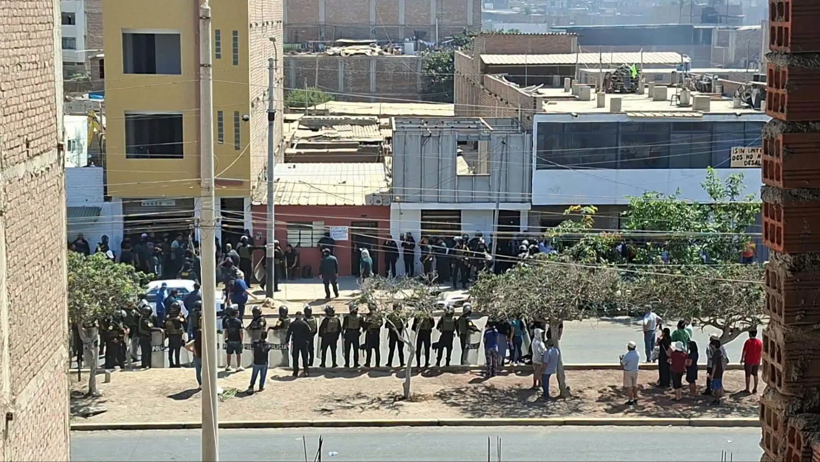 Policías se retiran tras no poder desalojar a vecinos de la urb. La Perla